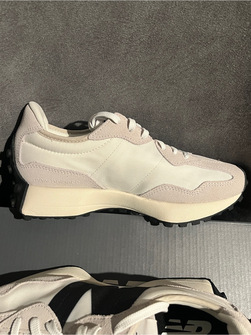 New Balance Women’s Sneakers 327 White Black Logo Size 8 US - Picture 4 of 11